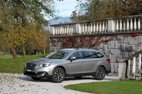 Tematinė nuotrauka su Subaru Outback degalų papildymo vietoje