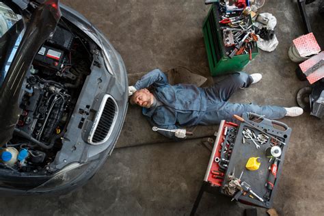 mechaniko tikrinančio automobilio transmisiją rankomis nuotrauka