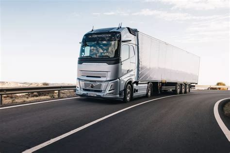 Volvo FH kabinos interjero detalių nuotrauka su saugojimo nišomis ir gultu