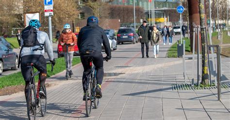 Tematinė nuotrauka: dviračių treniruotė kaimo kelyje