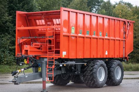 Vaizdinė medžiaga, demonstruojanti įvairių tipų UMEGA AGRO traktorių priekabas ir puspriekabes