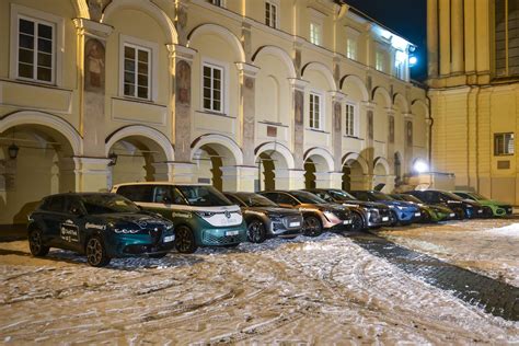 Tematinė nuotrauka: naktinis automobilis su vienu nedegančiu žibintu