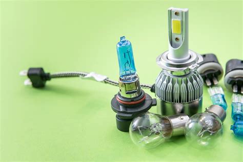 Infografika: žibintų tipų palyginimas (Halogeniniai, Xenon, LED)