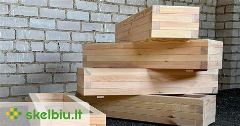 Įvairūs mediniai ruošiniai, apdirbti obliavimo staklėmis su skirtingais velenais