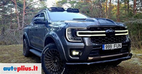 Amerikietiškas pikapas kelyje