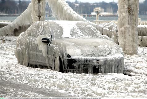 Automobilis su visiškai atitirpusiais langais šaltą žiemos rytą