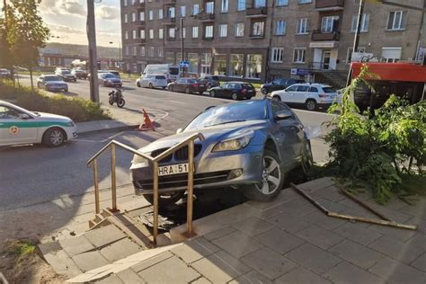 Teminė nuotrauka: apgadintas automobilis ant laiptų prie pastato