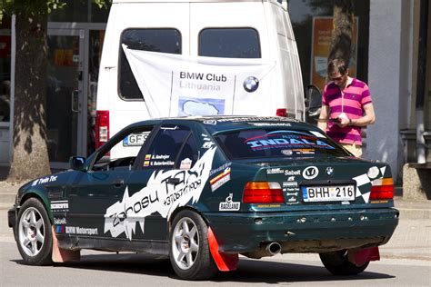 Mazda MX-3 klubo renginio dalyviai su automobiliais