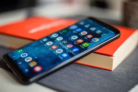 Nuotrauka automobilio salone, kurioje matomas prijungtas telefonas su „Spotify“ grojaraščiu ir „Waze“ navigacija viename ekrane.