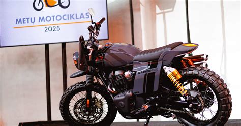 Galingas motociklas, pasiruošęs važiuoti keliu