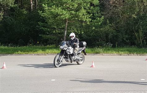 Motociklo vairavimo manevrai su kūgiais aikštelėje