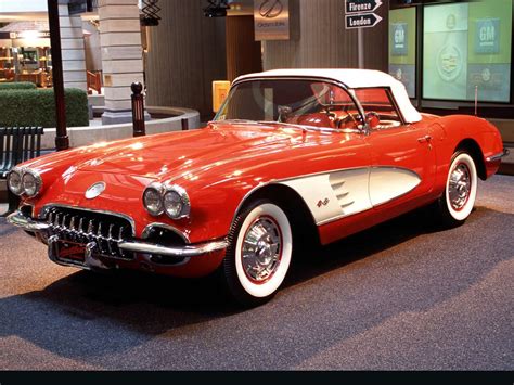 1953 m. Chevrolet Corvette C1 modelis, žymintis sportinio automobilio eros pradžią