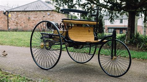 istorinė nuotrauka su pirmuoju „Patent-Motorwagen“ automobiliu
