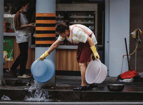 nuotrauka su sugriautais išoriniais pastatais Fukušimos AE po sprogimų