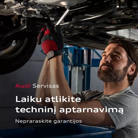 žmogus valantis automobilio oro filtrą