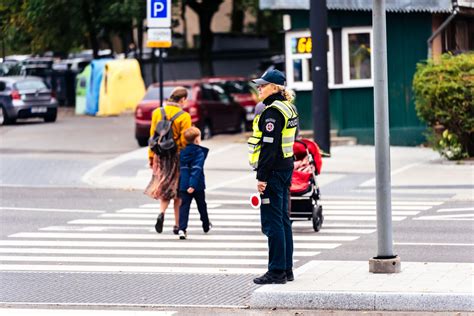 vairuotojas tamsiuoju paros metu artėja prie pėsčiųjų perėjos