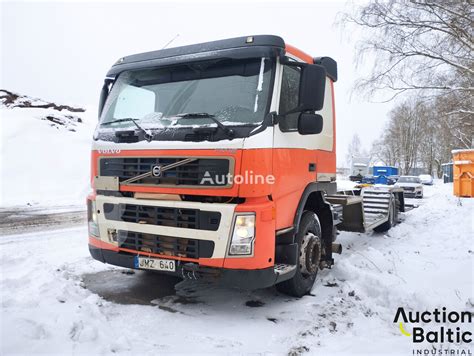 Volvo FM sunkvežimis su įvairiais antstatais, parodantis jo universalumą