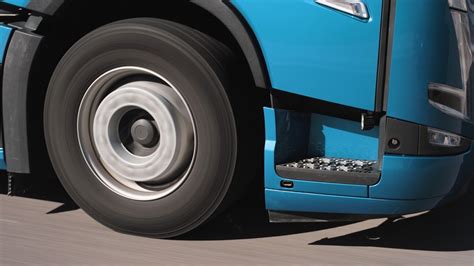Saugumo funkcijų infografika, rodanti „Volvo FM“ pažangias sistemas