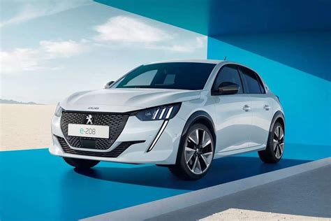 Peugeot e-208 nuotrauka įkraunant automobilį