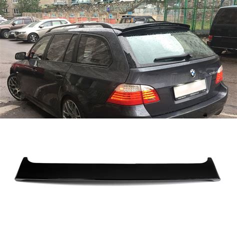 Brėžinys su BMW E60 universalo (E61) matmenimis ir bagažinės talpa