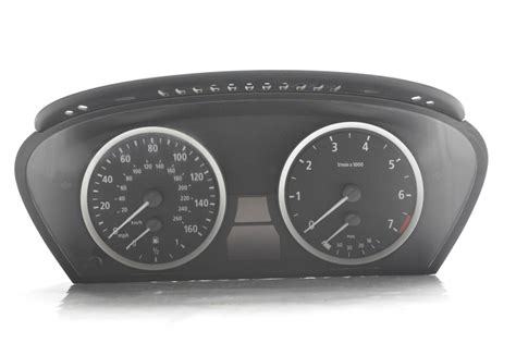 Nuotrauka BMW E60 interjero, demonstruojanti prietaisų skydelį ir centrinę konsolę