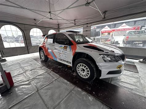 „Subaru“ ralio automobilis su įrengtu saugos narvu