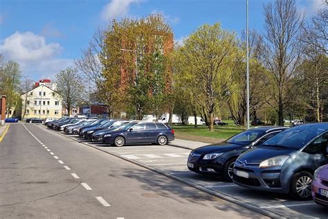 Teminė nuotrauka su atvira automobilių stovėjimo aikštele mieste