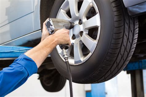Mechanikas keičia padangas autoservise