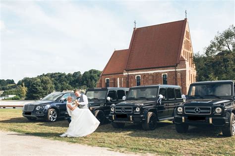 Prabangus vestuvinis automobilis su dekoracijomis prie bažnyčios