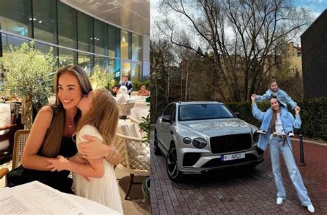 Jaunavedžiai besifotografuojantys prie prabangaus automobilio
