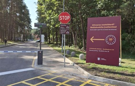 Informacinis stendas prie įvažiavimo į požeminę automobilių stovėjimo aikštelę.