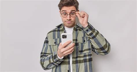 Teminė nuotrauka: žmogus, naudojantis išmanųjį telefoną greitam kreditui internetu gauti
