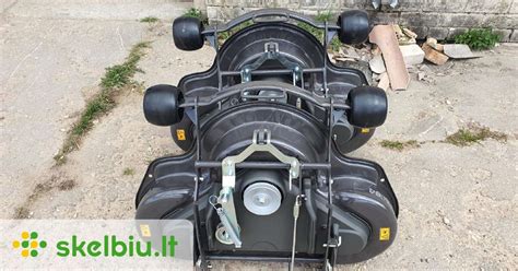 Sodo traktoriaus mechaninės PTO sankabos schema, rodanti galios perdavimą nuo variklio veleno iki pjovimo mechanizmo