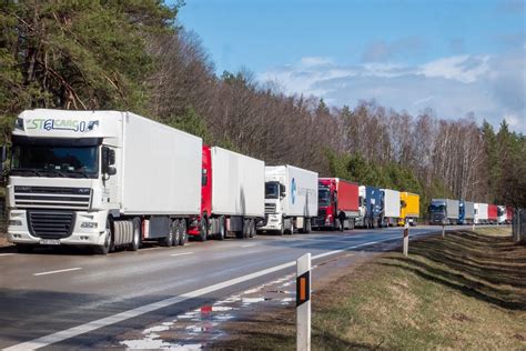 Teminė nuotrauka, vaizduojanti logistikos veiklą: vilkikai su priekabomis kelyje arba logistikos centre