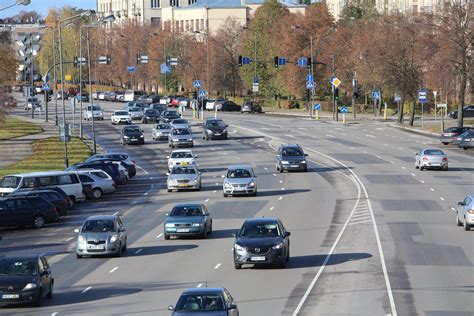 Mokiniai praktinio vairavimo egzamino metu