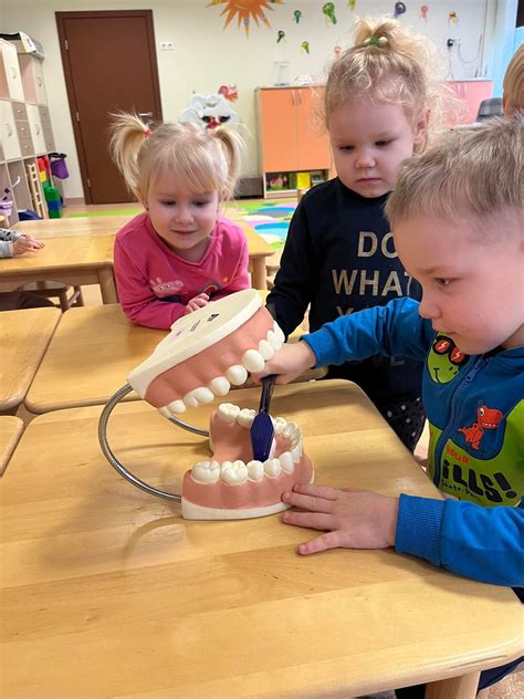 Vaikai, mokantys burnos higienos