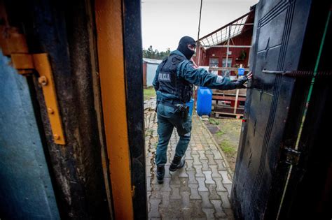 Tematinė nuotrauka: policijos operacija atliekant kratą gyvenamajame name