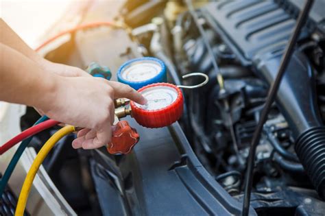 Teminė nuotrauka: autoserviso darbuotojas tikrina automobilio kondicionieriaus sistemą