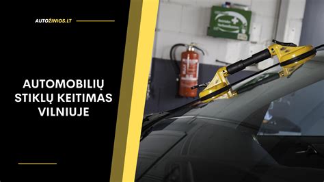 Nuotrauka su automobilių serviso interjeru, rodanti tvarkingas darbo vietas ir įrangą.