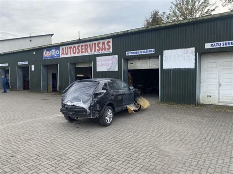 Teminė nuotrauka: modernus automobilių servisas Alytuje, vaizduojantis automobilių kėbulo remonto darbus