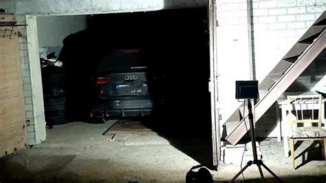 šaltame garaže stovintis automobilis