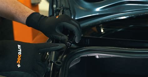 Infografika, iliustruojanti padidėjusį stabdymo kelią dėl susidėvėjusių amortizatorių