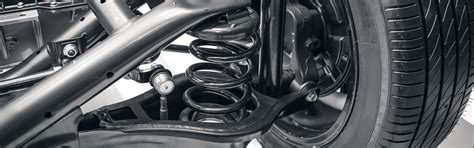 Nuotrauka, vaizduojanti automobilio pakabos detalių keitimą autoservise