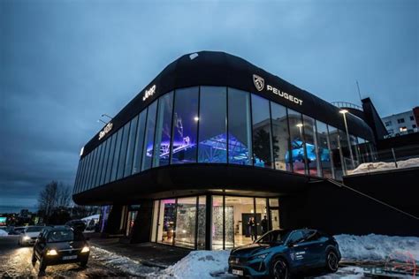 Teminė nuotrauka: automobilių salonas su keliais skirtingų markių automobiliais po vienu stogu.