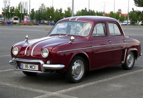 Teminė nuotrauka: senas automobilis, paruoštas utilizavimui