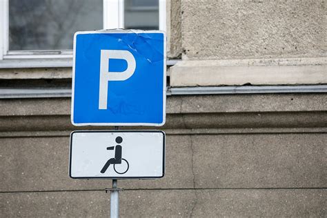Nuotrauka: specialiai neįgaliesiems skirta stovėjimo vieta su ženklinimu