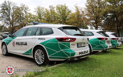 Policijos ir gelbėjimo tarnybos vietoje, kur dega automobiliai