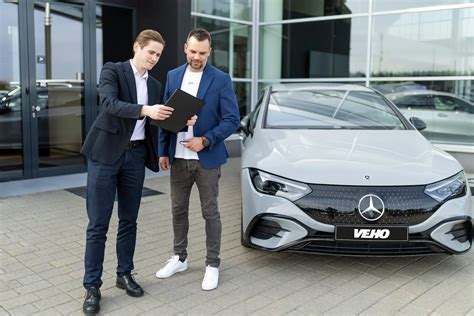 Klientas, besirenkantis automobilį, bendraujantis su pardavėju