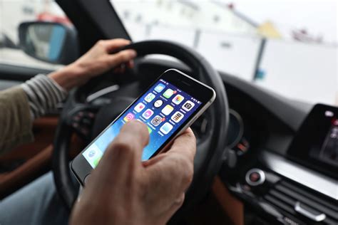Schema: kaip mobiliojo telefono naudojimas vairuojant paveikia reakcijos laiką ir dėmesio sutelkimą
