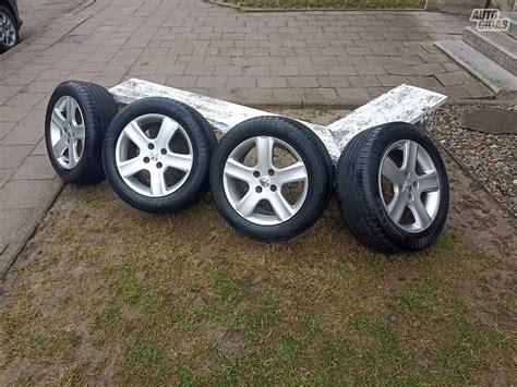 Teminė nuotrauka: įvairūs R16 ratlankiai automobilių salone